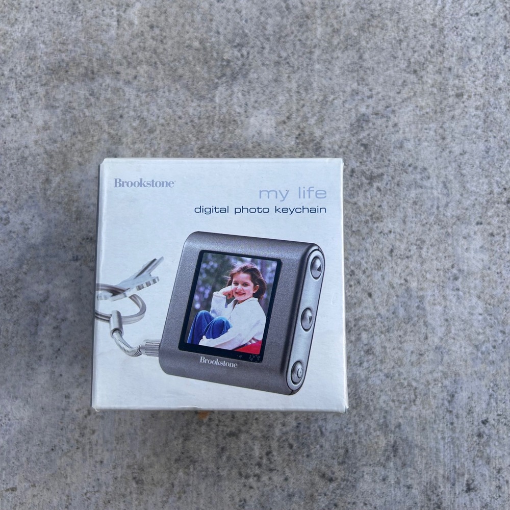Brookstone My Life Digital Photo Keychain 1.5 Inch Screen Silver 571661 New Box